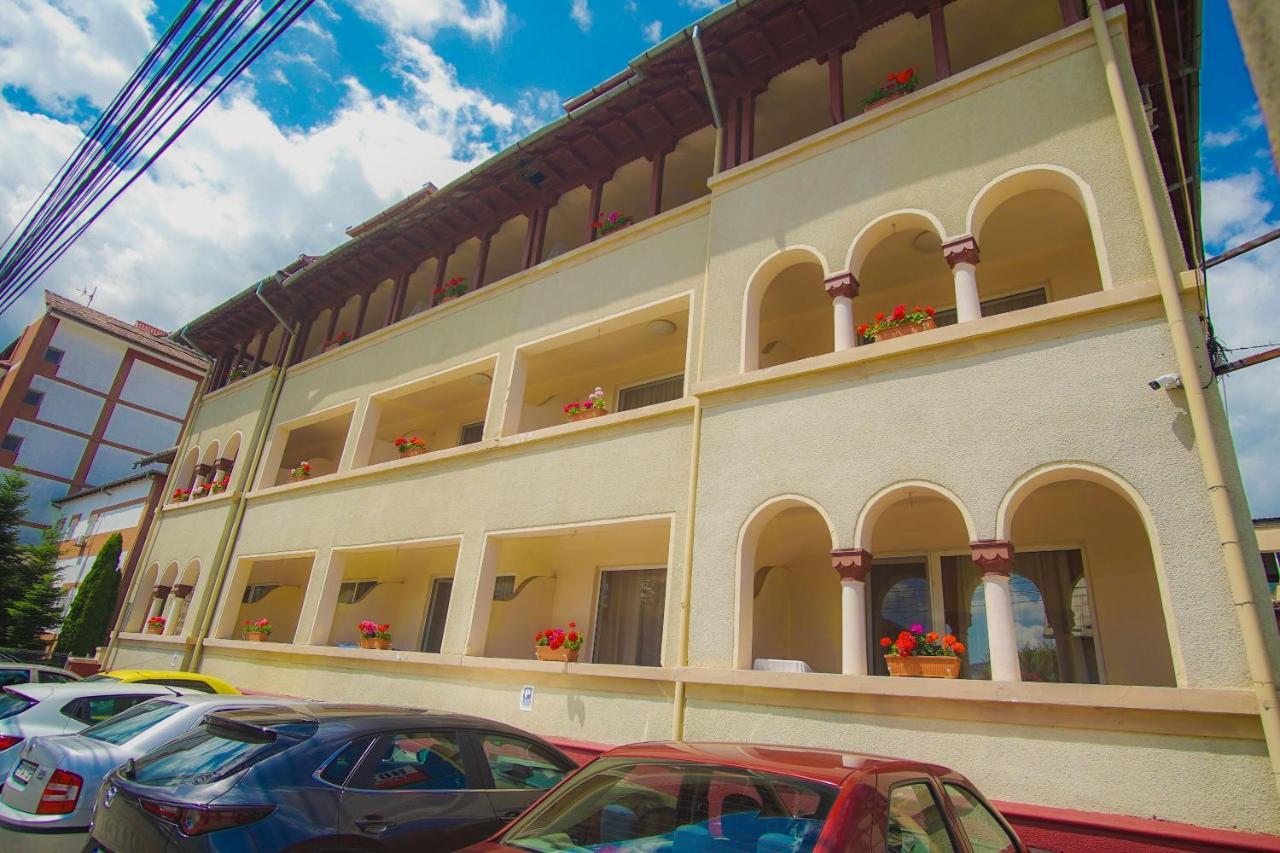 Hotel Turist Pucioasa Exterior photo